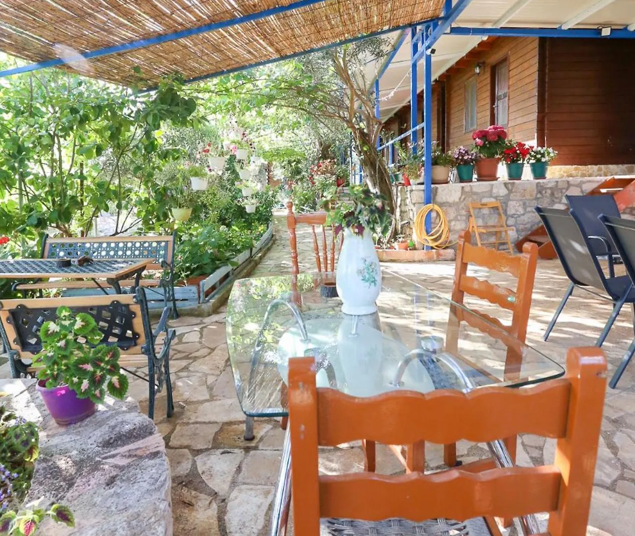 Holiwood Motel Himare Albania
