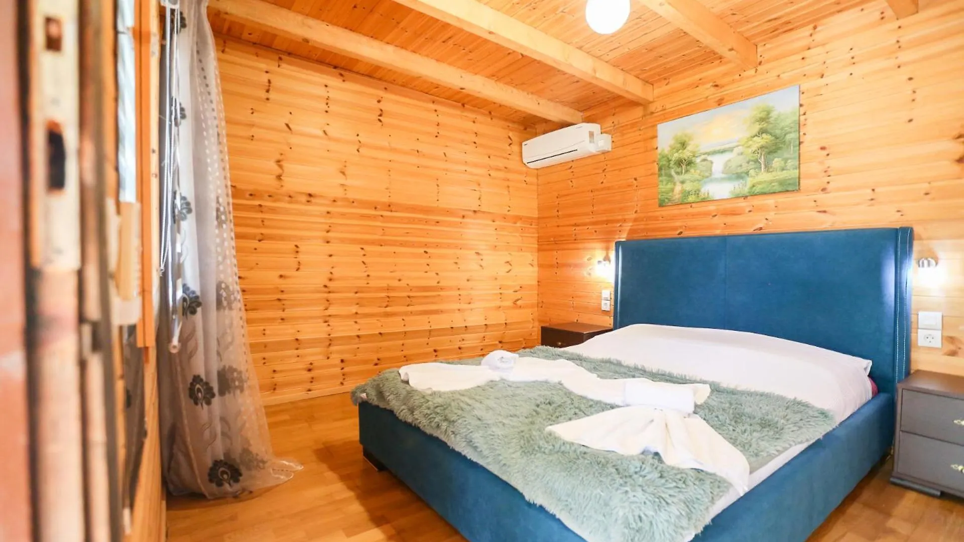 Holiwood Motel Himare Albania