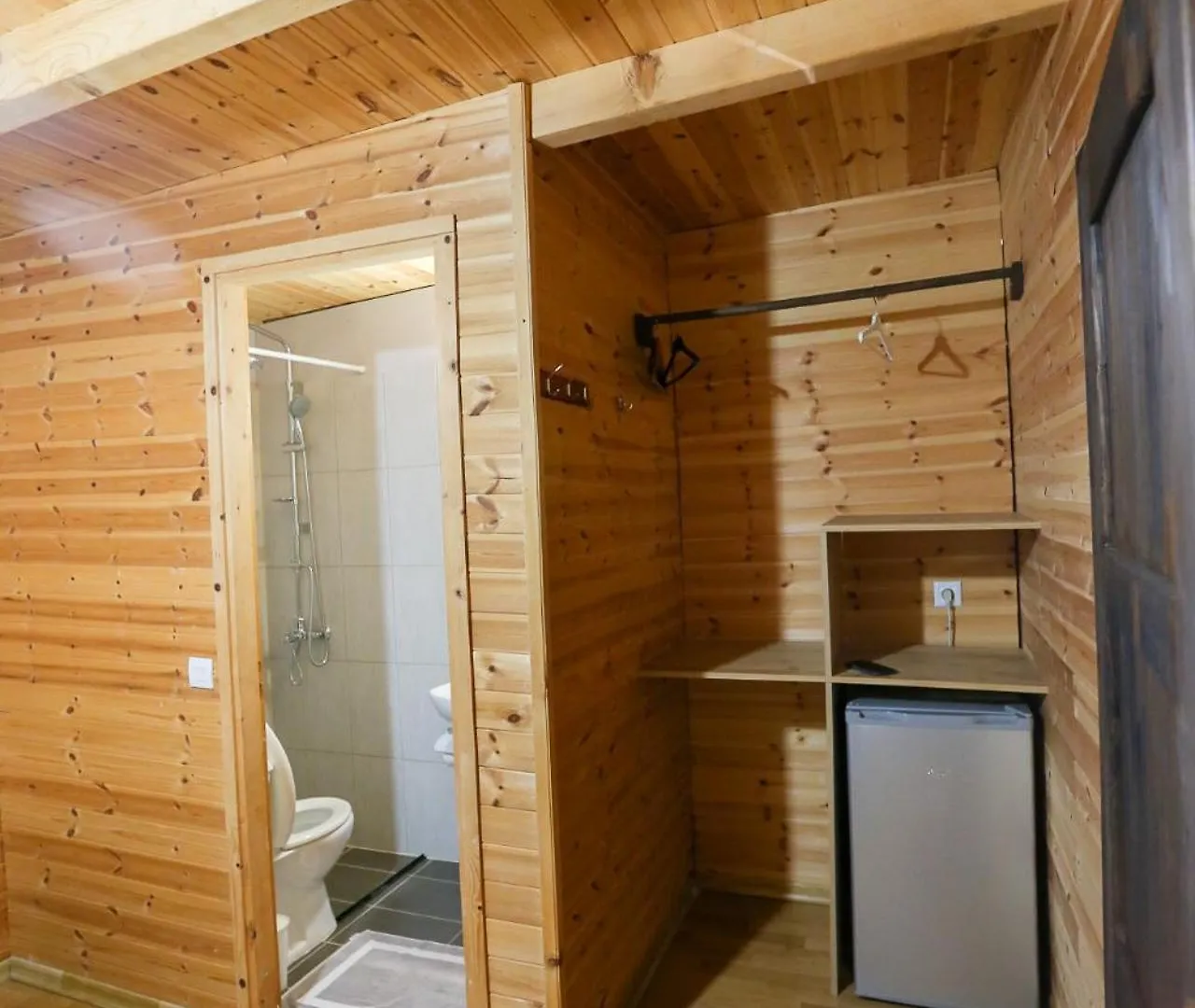Holiwood Motel Himare Albania