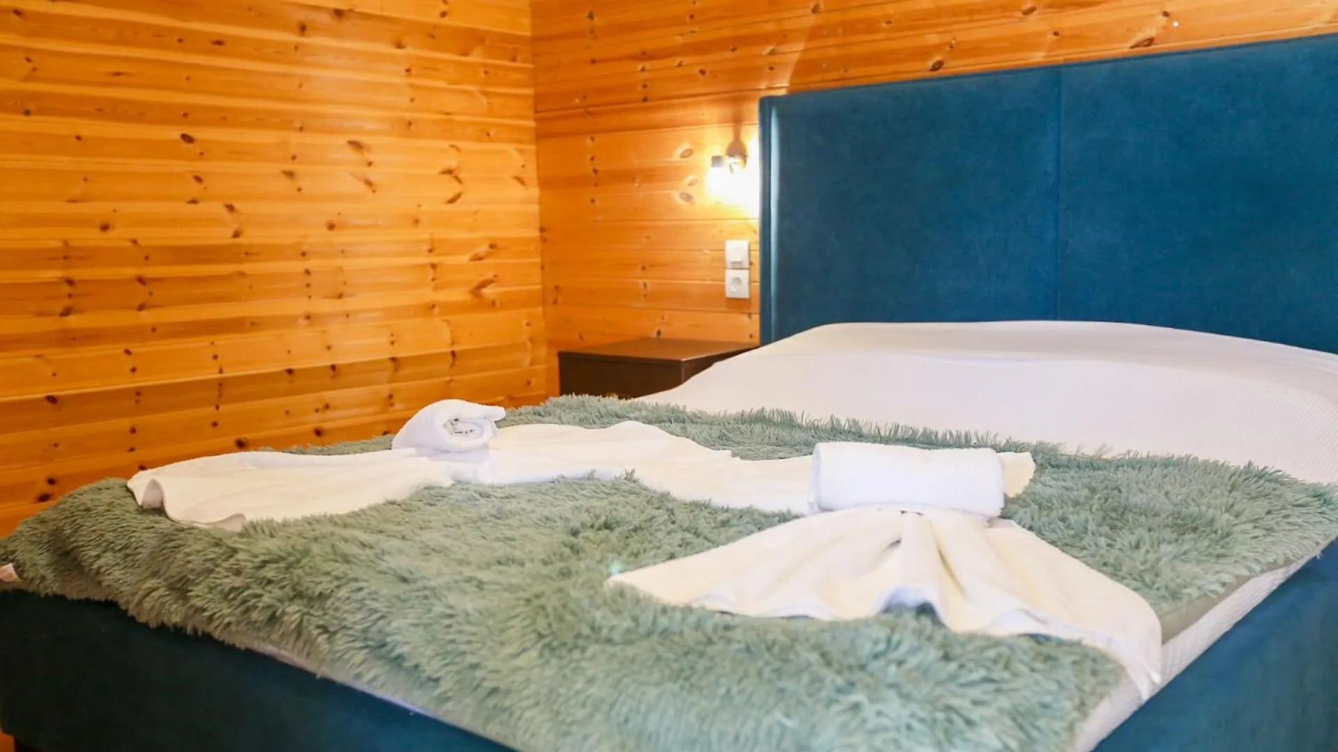 Holiwood Motel Himare