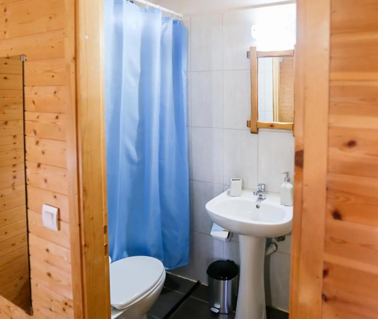 Holiwood Motel Himare 0*,  Albania
