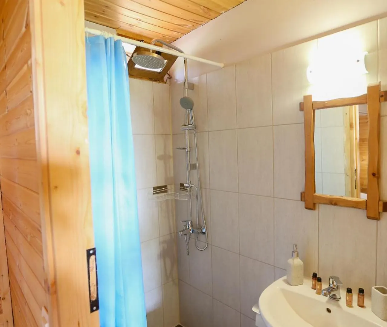 Holiwood Motel Himare